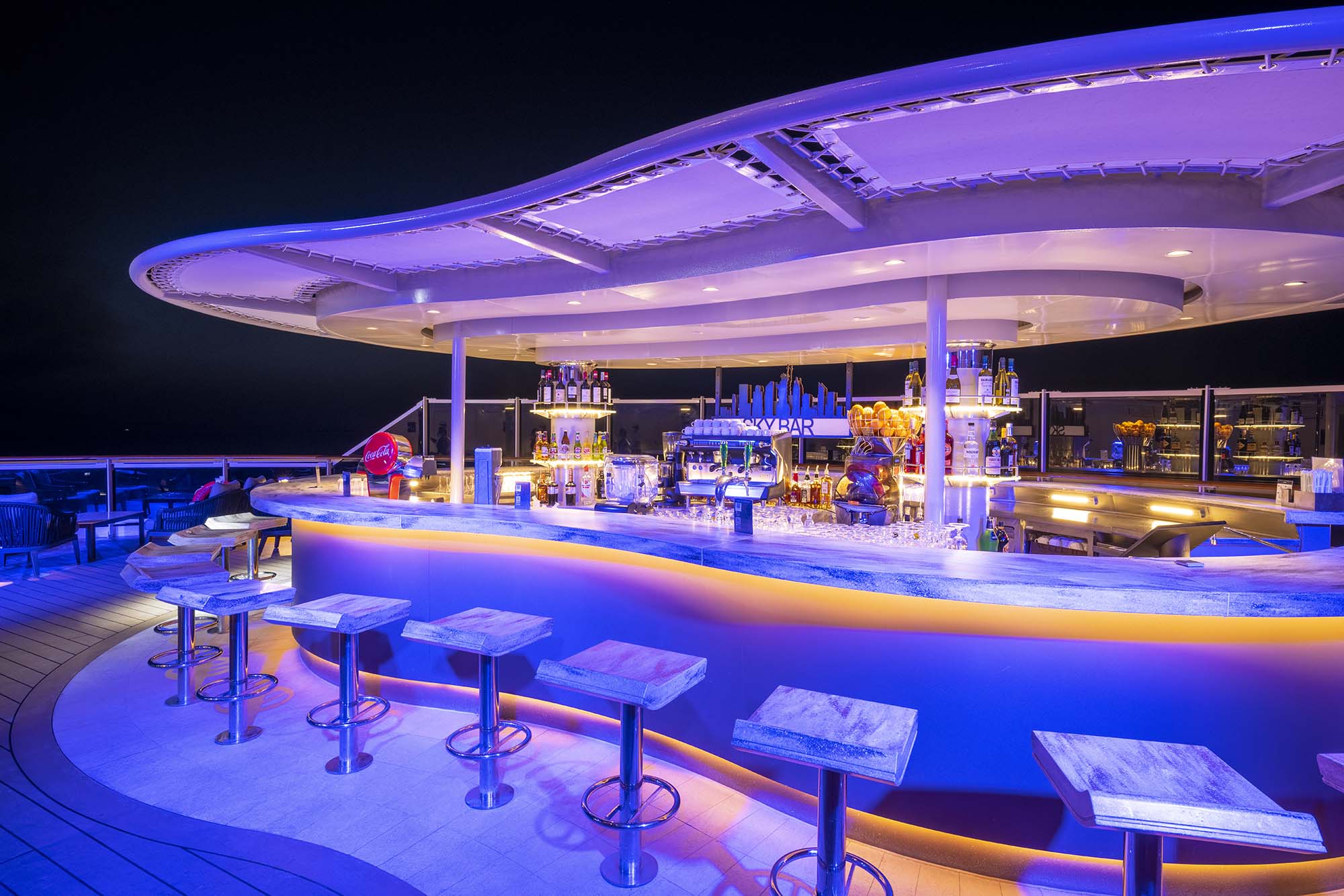 Njut av en cocktail i Sky Bar!