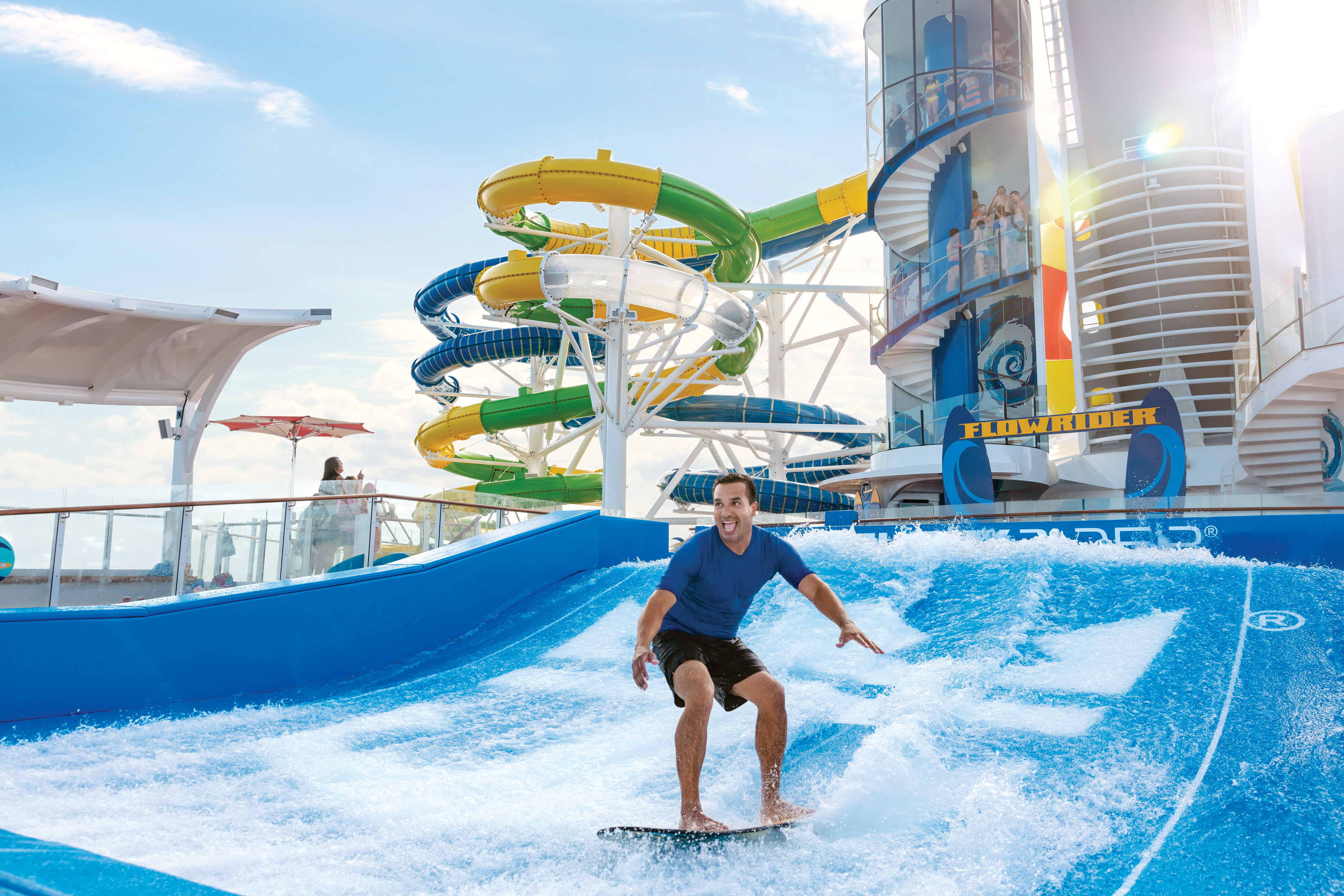 Surfsimulatorn Flowrider med vattenrutschbanorna Perfect Storm i bakgrunden