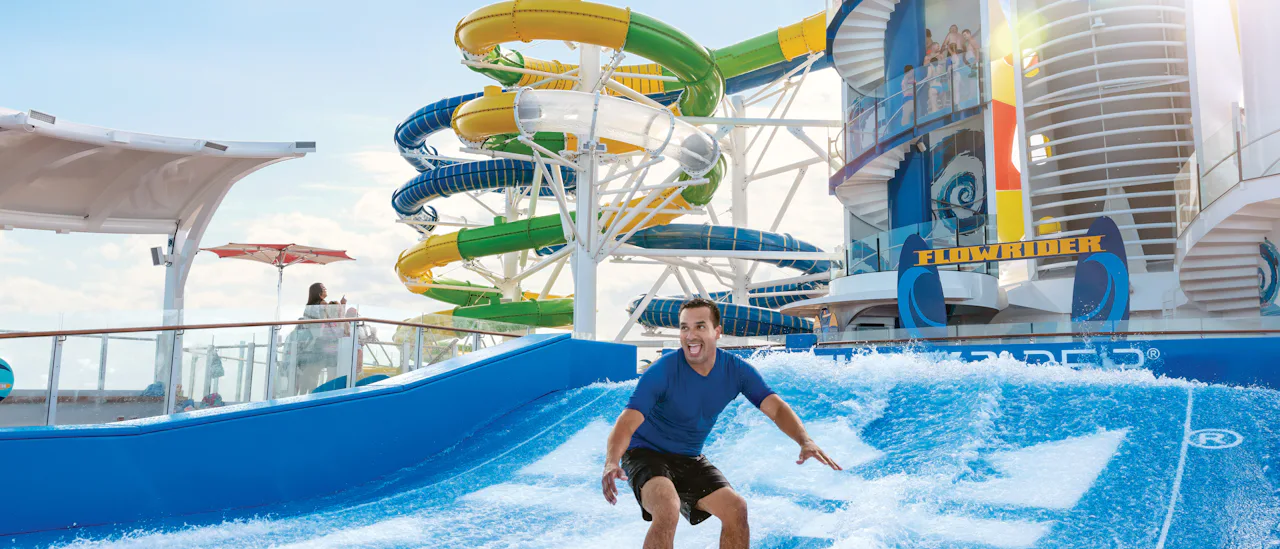 Surfsimulatorn Flowrider med vattenrutschbanorna Perfect Storm i bakgrunden