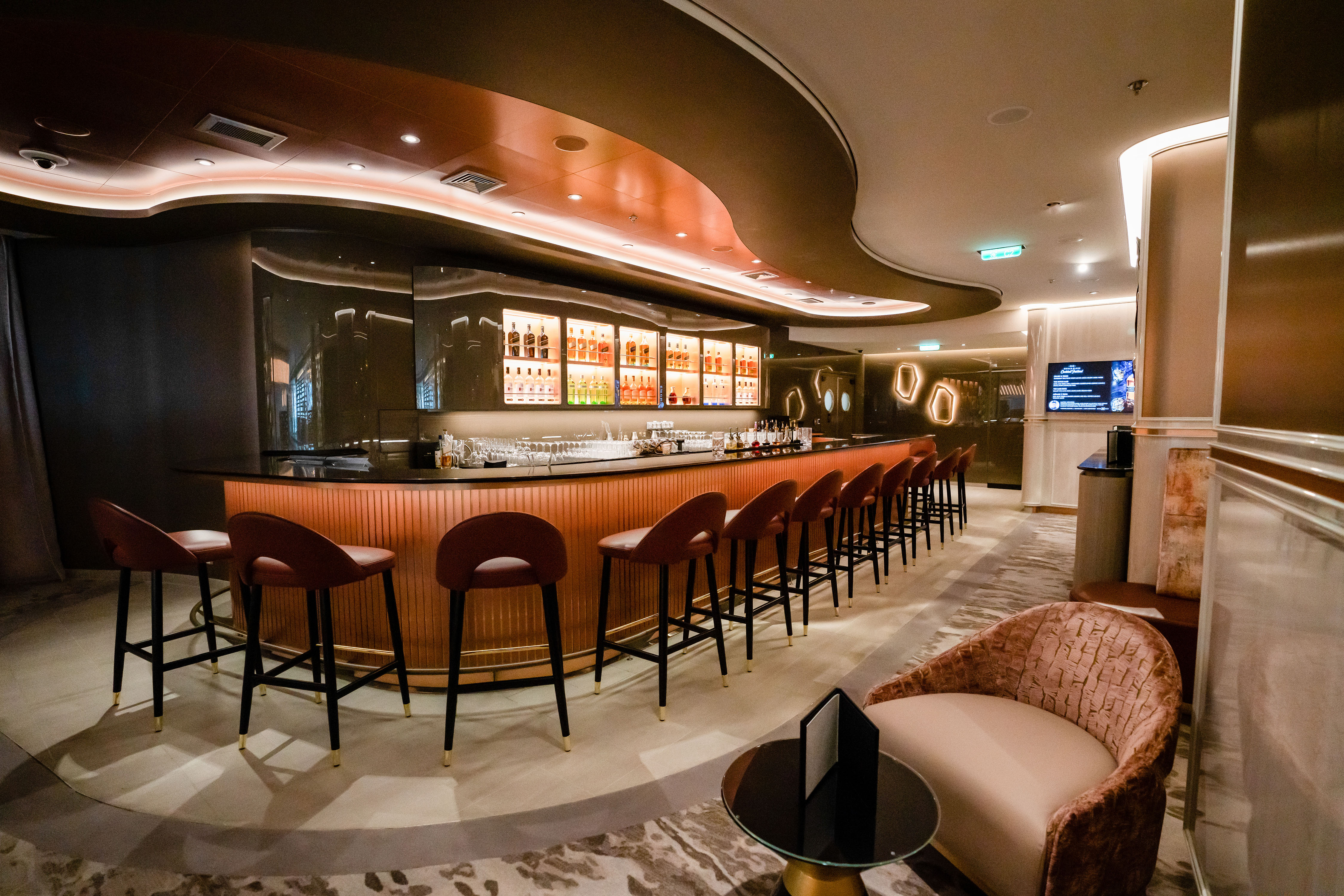 Njut av en drink i World Class Bar