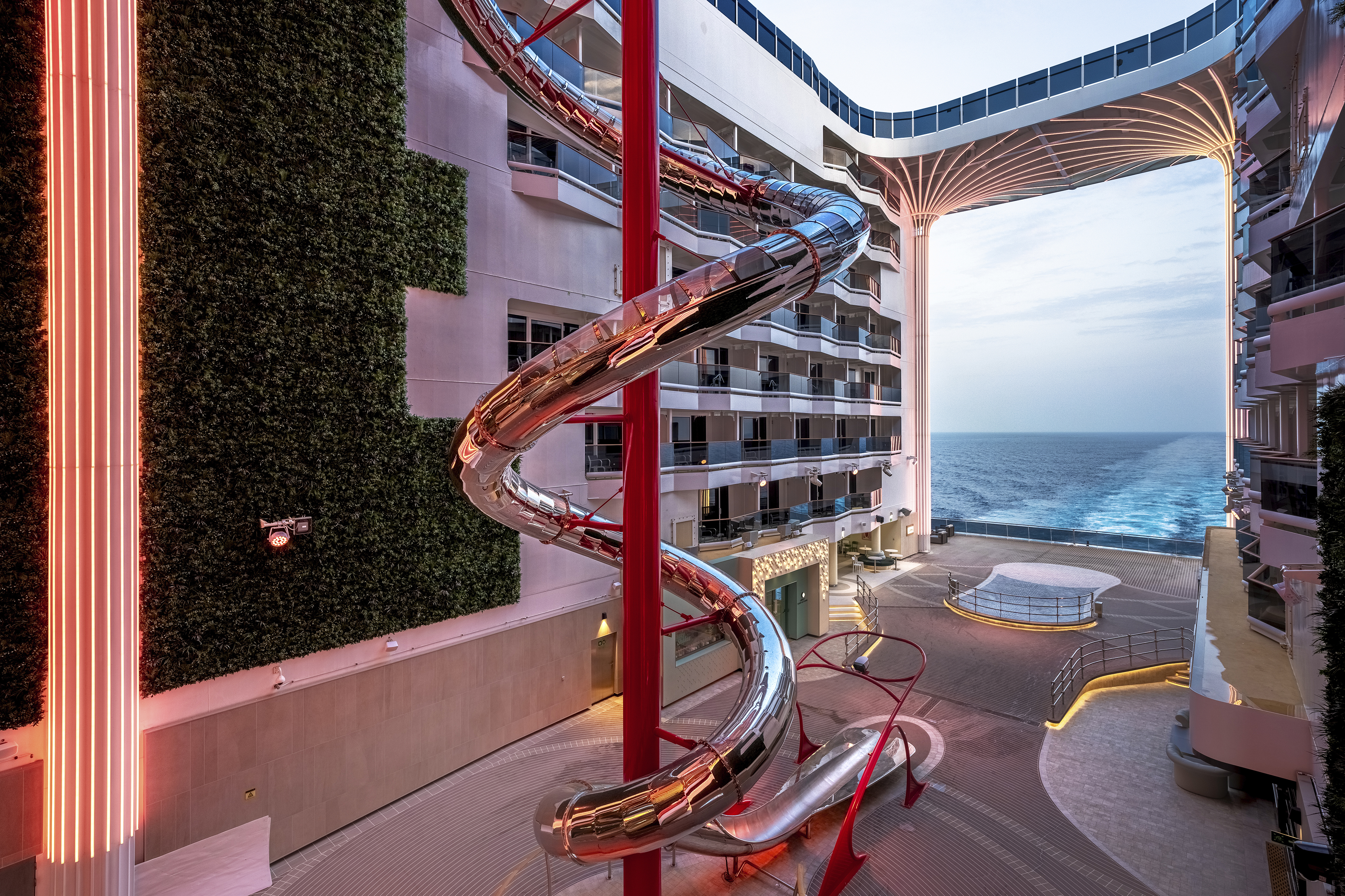 The Spiral som är en 11-däcks toppmodern rutschkana gjord av rostfritt är strandpromenadens centrum