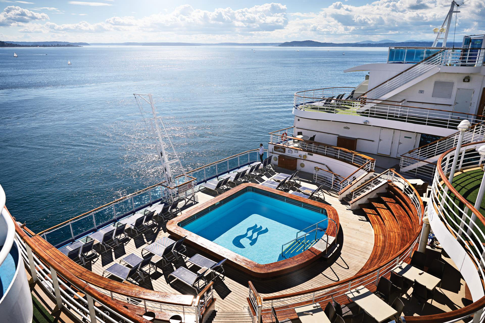 Pool med utsikt över kölvattnet