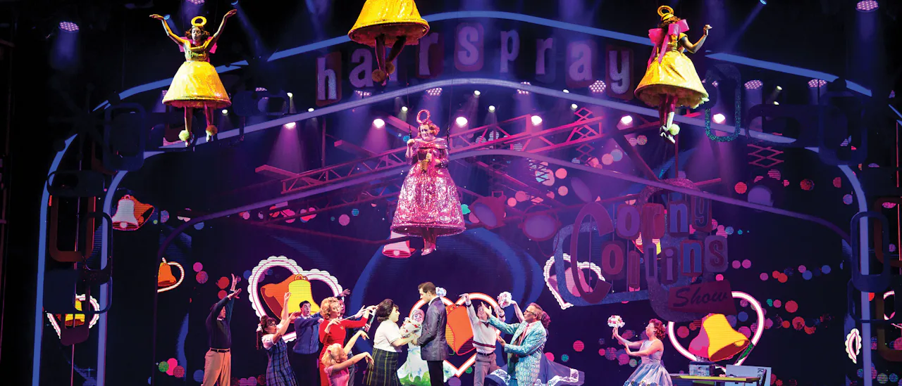 Teaterns stora höjdpunkt är en 90 minuter lång uppsättning av den populära musikalen Hairspray