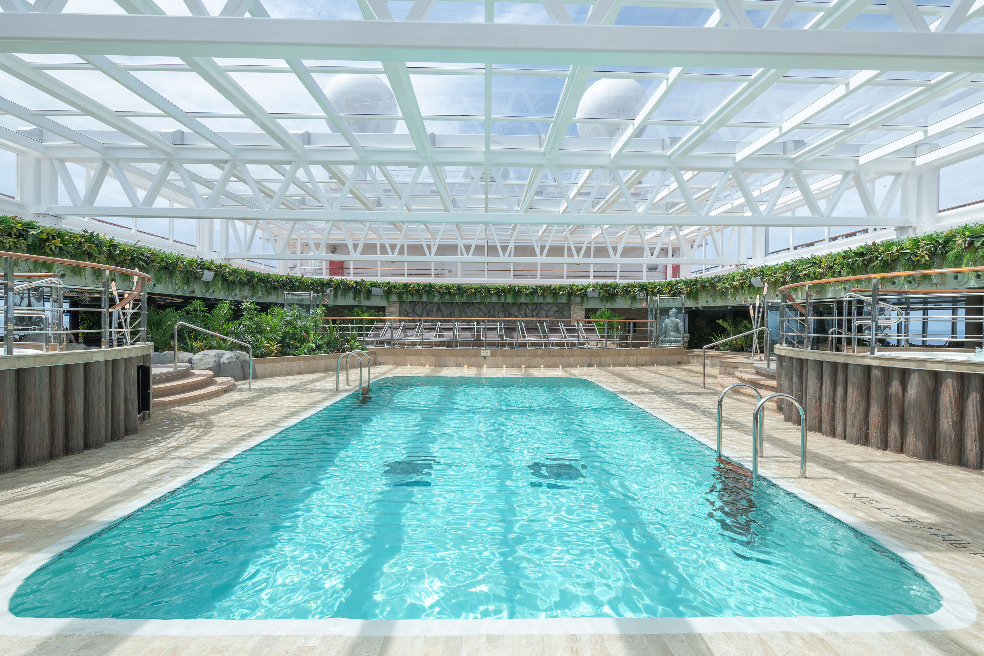 Pool med öppningsbart tak