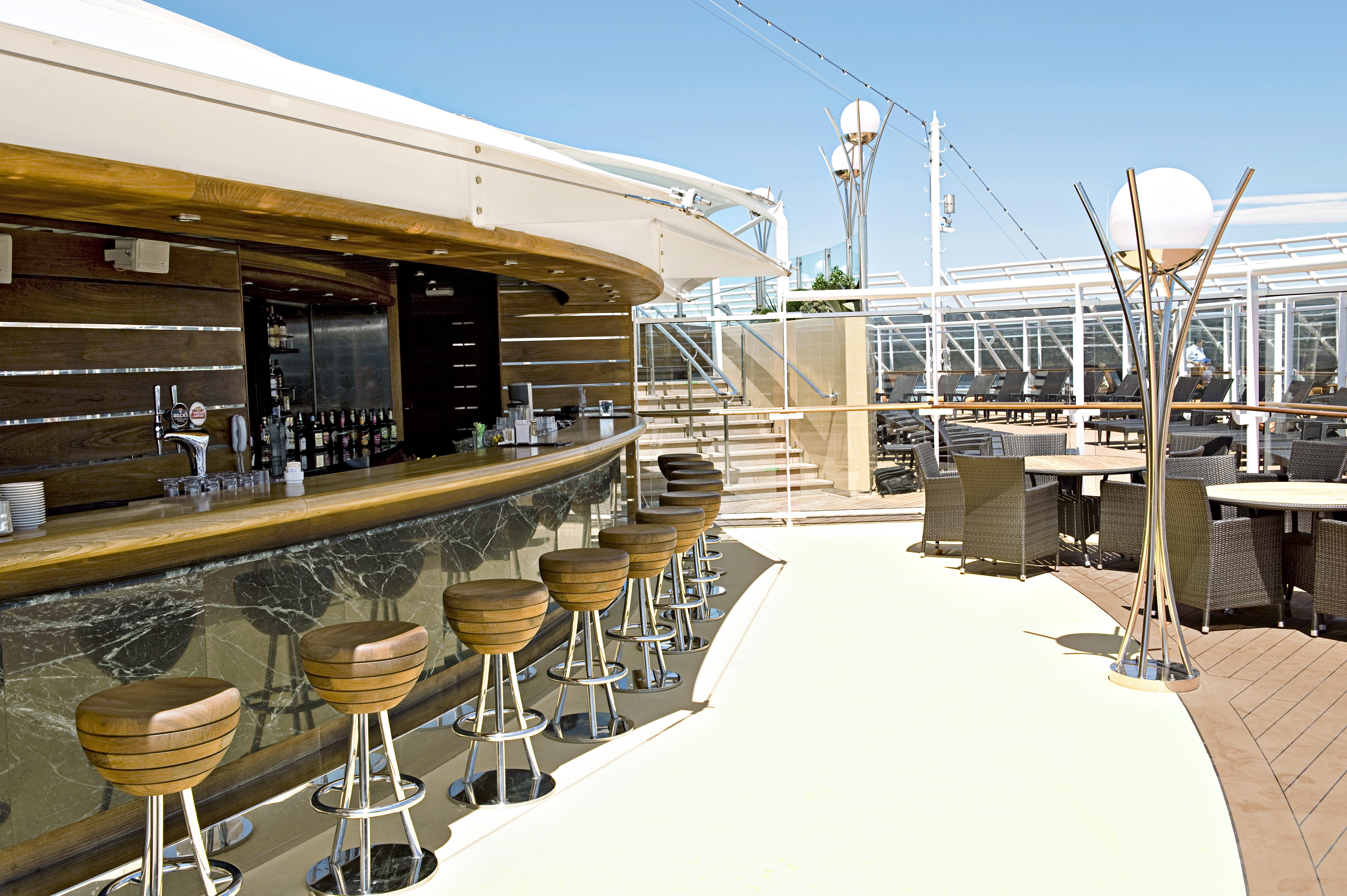 Yacht Club - The One Bar