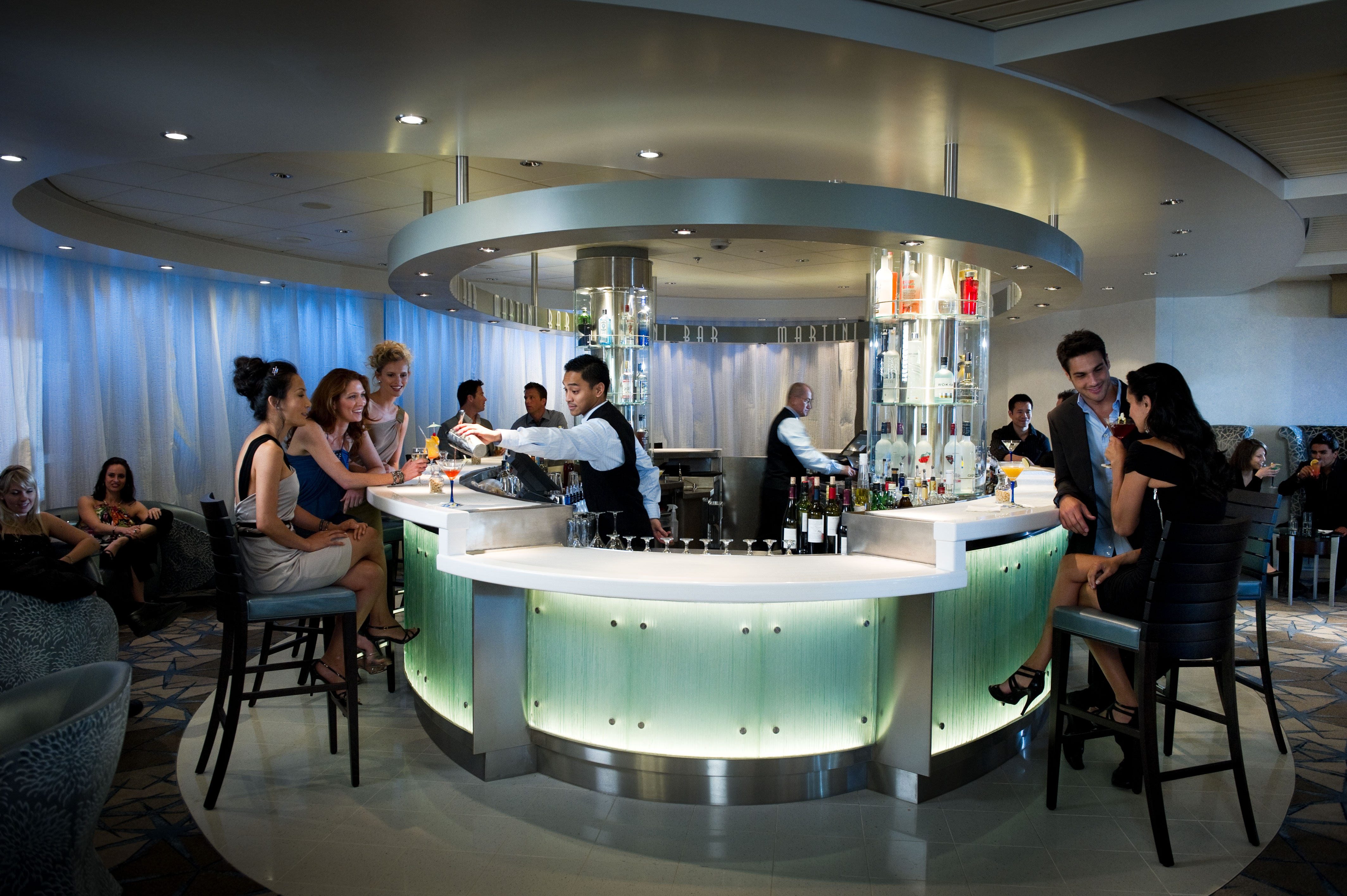 I Martini-baren serverar bartendern spännande alternativ av de mest klassiska dryckerna