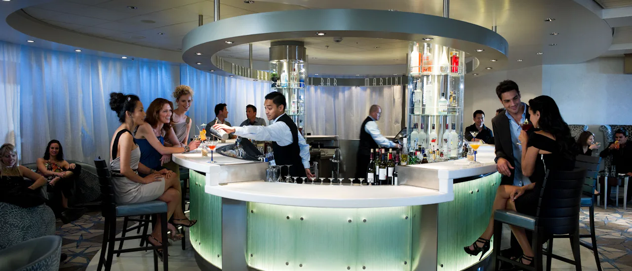 I Martini-baren serverar bartendern spännande alternativ av de mest klassiska dryckerna