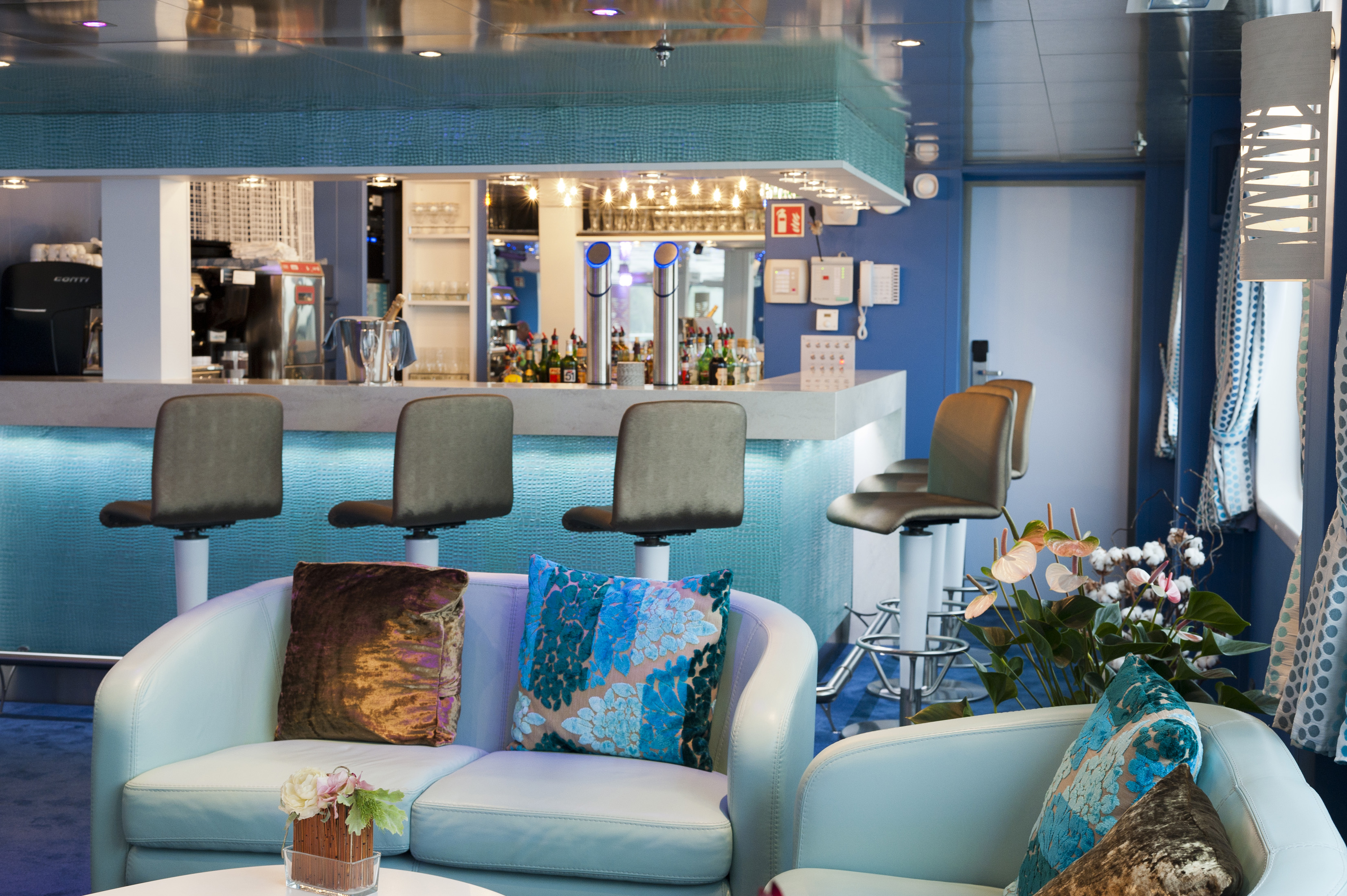 Njut av en drink i baren