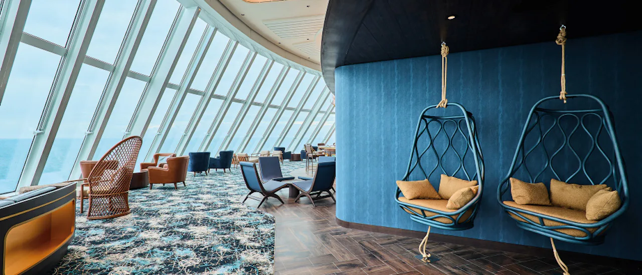 Relax in a laid-back, maritime atmosphere at the 'Captain's Bar