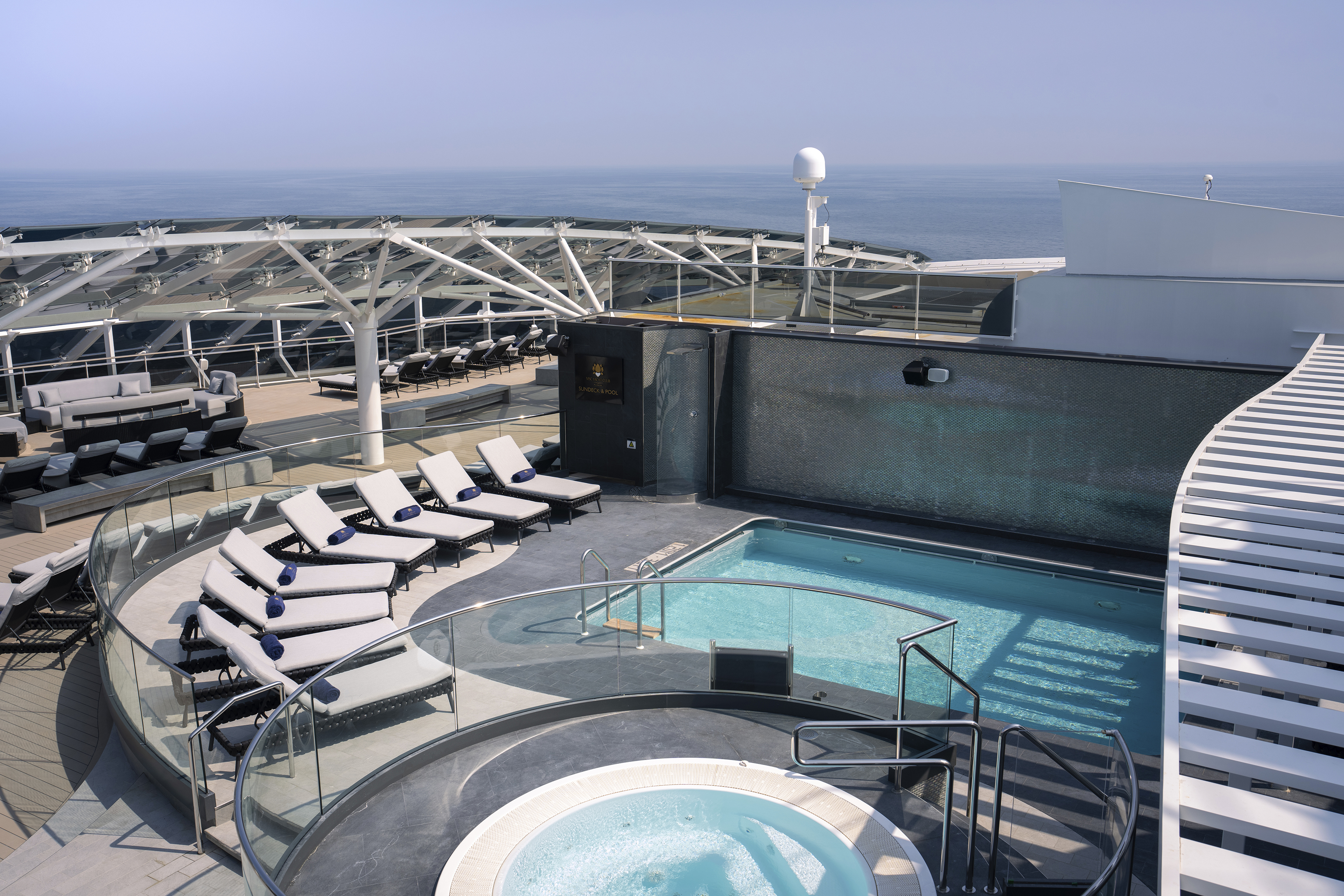 MSC Yacht Club erbjuder en privat upplevelse inklusive en restaurang, lounge, bar, pool och mer