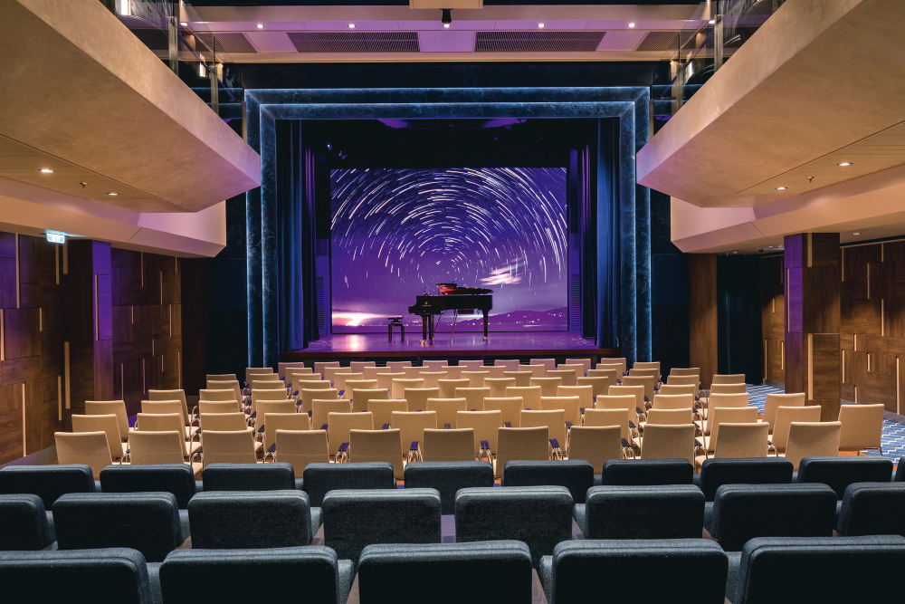 Schaubühne Theatre ombord bjuder på förstklassig underhållning med ett varierat program