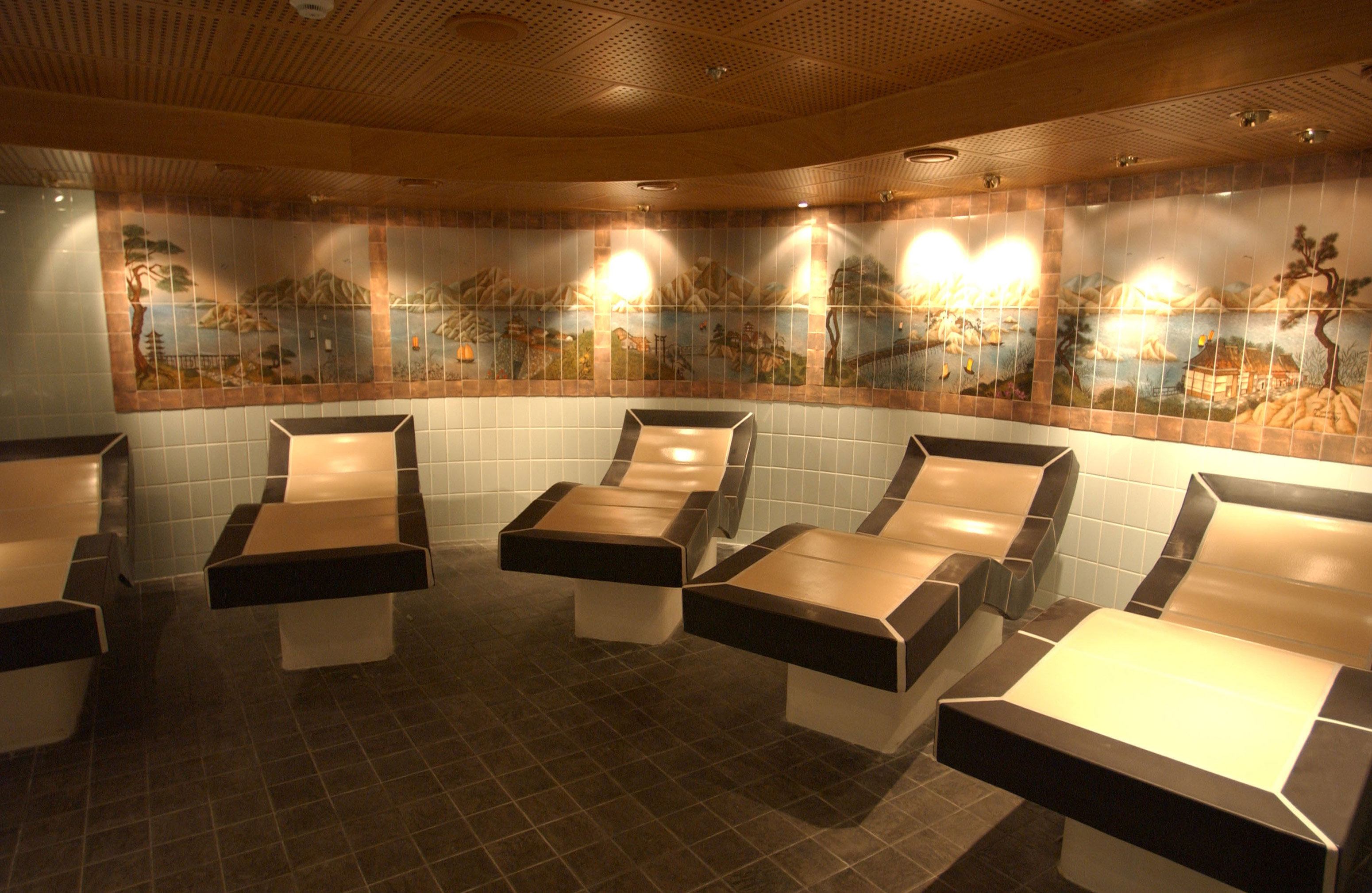 Heated thermal beds in the spa