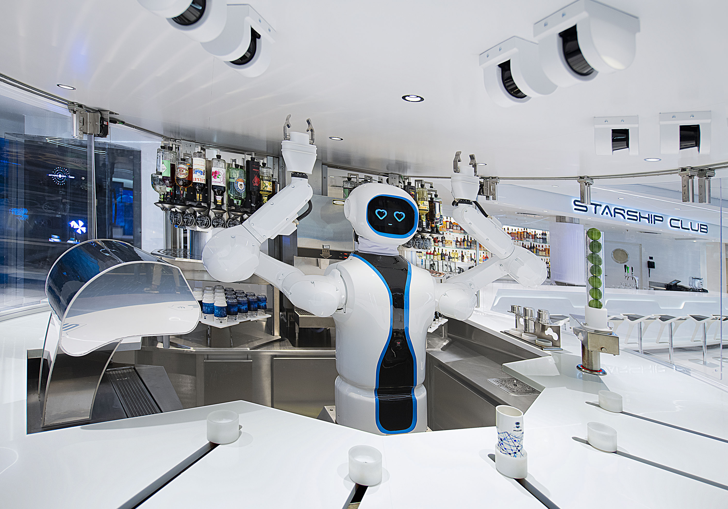 Njut av fem utomhusbarer och 16 inomhusbarer, inklusive den första humanoida robot bartendern till sjöss!